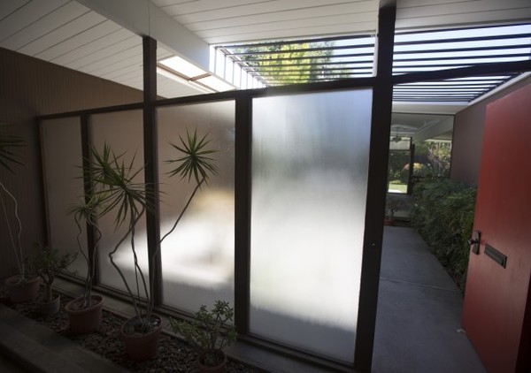Many Eichler homes feature glass-enclosed atriums. Many Eichler homes feature glass-enclosed atriums.